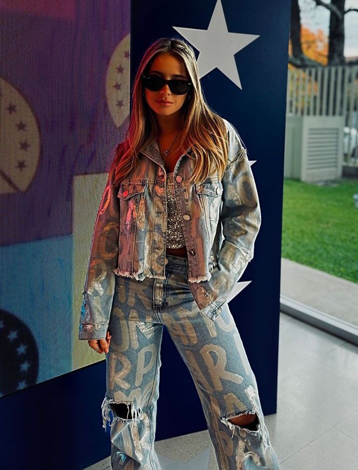 primomarcosg's tweet photo. Zoe no es Zoe si sus outfits no tienen brillos https://t.co/RBVTSYBv7U