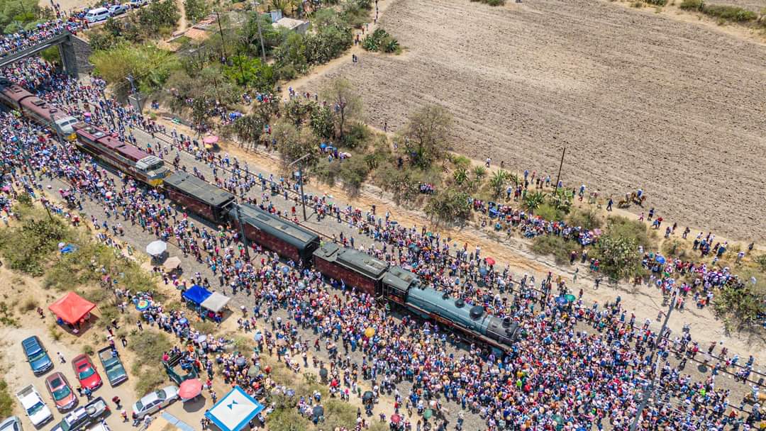 NopaladVillahg's tweet photo. Lo que debía ser un día recordado con emoción se volvió una desgracia.
Le damos el pésame a la familia de la joven que perdió la vida en Aragón, Nopala de Villagrán, Hidalgo al quererse tomar evidencia al paso del tren locomotora Empress 2816 evento al que asistió
@LizQuintanarG https://t.co/EcRSsWn4el