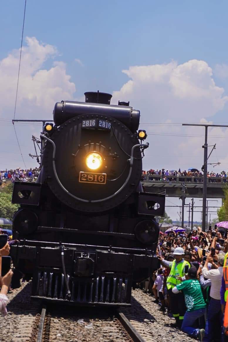 NopaladVillahg's tweet photo. Lo que debía ser un día recordado con emoción se volvió una desgracia.
Le damos el pésame a la familia de la joven que perdió la vida en Aragón, Nopala de Villagrán, Hidalgo al quererse tomar evidencia al paso del tren locomotora Empress 2816 evento al que asistió
@LizQuintanarG https://t.co/EcRSsWn4el