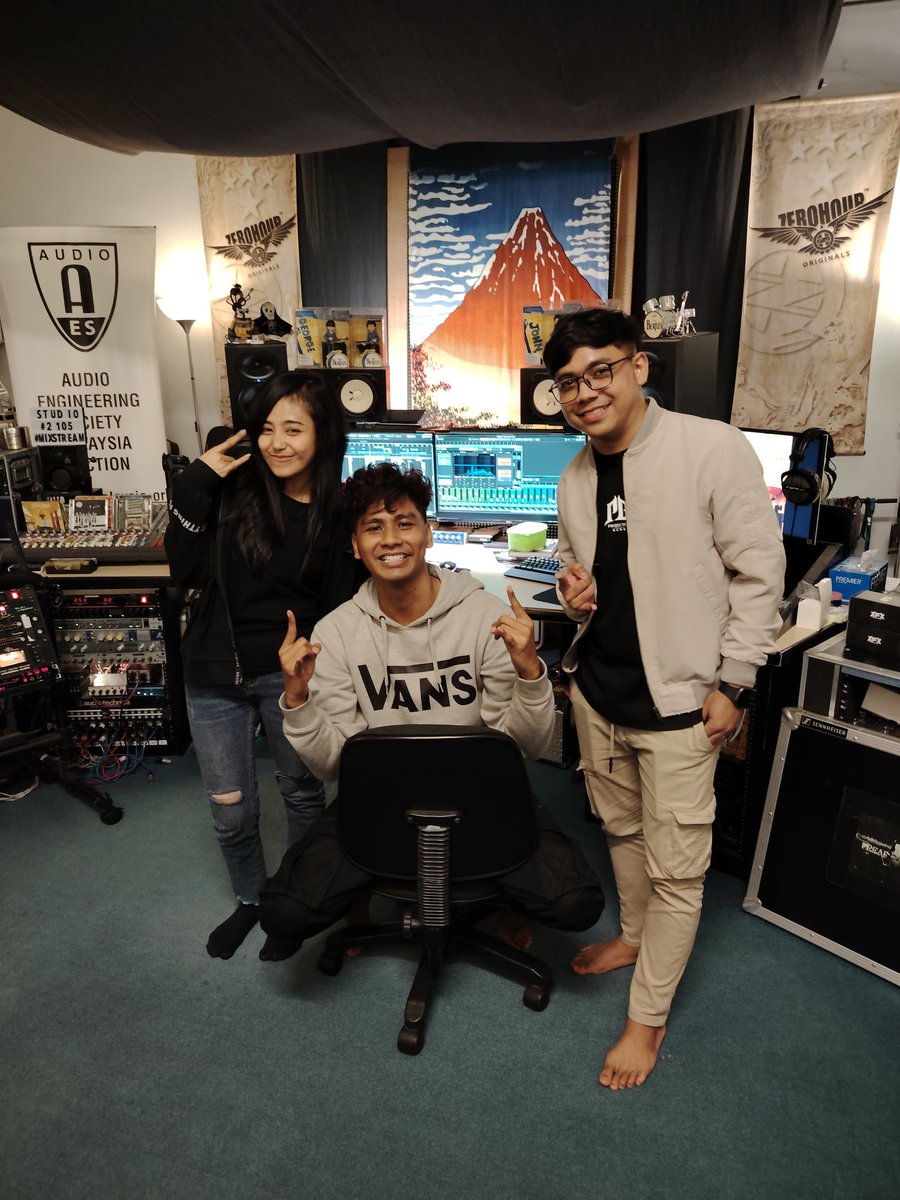 Mixboy2105's tweet photo. Had the pleasure recently of recording vocals for #ProjectorBand's new single featuring the lovely @jovitapearl_ from Indonesia.
#Studio2105 #recordingstudio #audioengineer #musicproduction https://t.co/MLPy1vDYjv