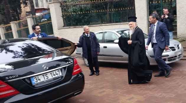 Kerimsafii's tweet photo. Diyanet İşleri Başkanı  Audi'ye biniyormuş. Fener Rum Patrigi sanki eşekle dolaşıyor😏
Mesele araba felan değil.
Mesele Ayasofya’da cuma hutbesinde Ali Erbaş’ın kılıçla çıkması.
Diyanete saldıranlar dikkat edin din düşmanlığı yapmıyorlar sadece Müslüman düşmanlığı yapıyorlar... https://t.co/VoClEsyIi1