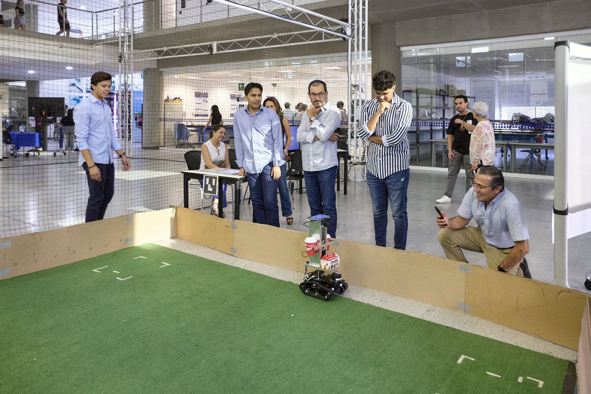 TECcampusQRO's tweet photo. 🤖Los estudiantes de 8vo semestre de Ingeniería en Mecatrónica ⚙️ demostraron sus habilidades y aprendizajes obtenidos a lo largo de su carrera en la presentación de proyectos finales.

¡Sigamos impulsando el futuro de la Ingeniería!⭐️

#IngenieriasTEC #HazloÉpico https://t.co/B3JUZCc2GV