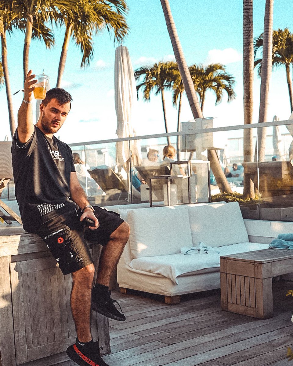 Cheers to those who don’t settle for the ordinary to live an extraordinary life 🥂 

Cheers to those who pushed through with adversity towards something bigger than themselves 🙏

Cheers to those who made
something out of nothing 📈