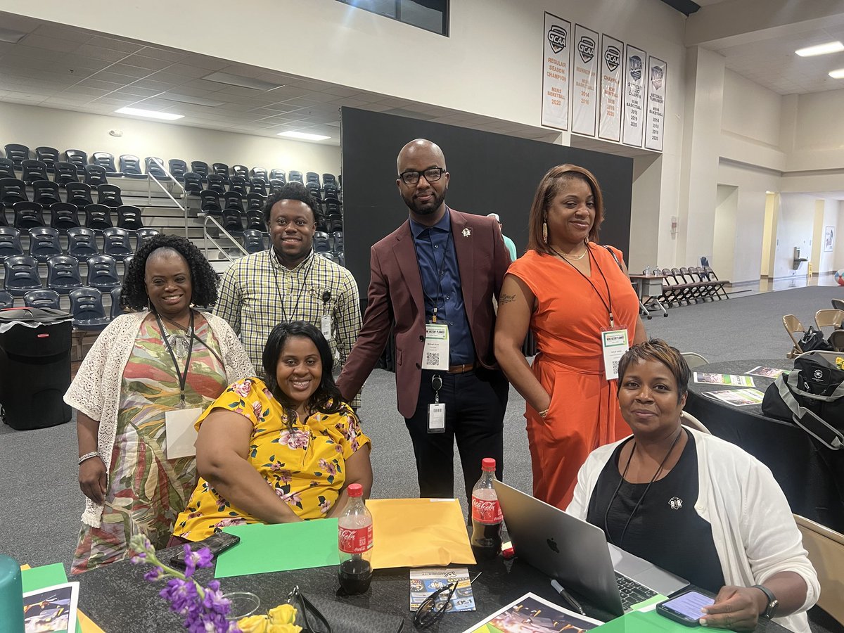 @NEHSRaiders leaders enjoyed sharing a table with @howardhshuskies leaders as we kicked off the @BibbSchools Leadership Symposium today.  Leaders learning together. @mikescottedu @Chicdink1 @jarredsmoore @mathwhizoctavia