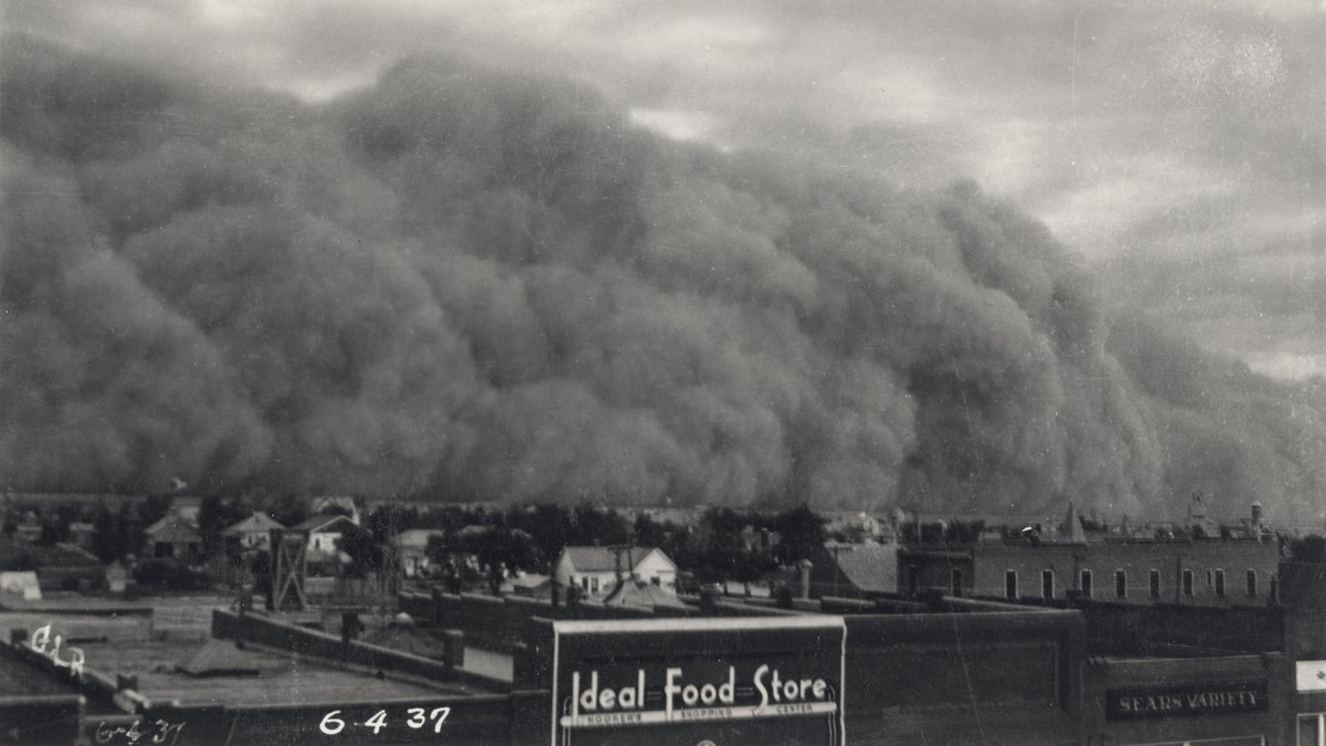okhistory's tweet photo. Photos from #ThisDayInHistory
A large dust storm descends on Hooker, Oklahoma – June 4, 1937

📷 captured by George L. Risen (Haskell Pruett Collection, OHS) #DustStorm #DustBowl #Blackout #1930s https://t.co/xjaAlUZbnf