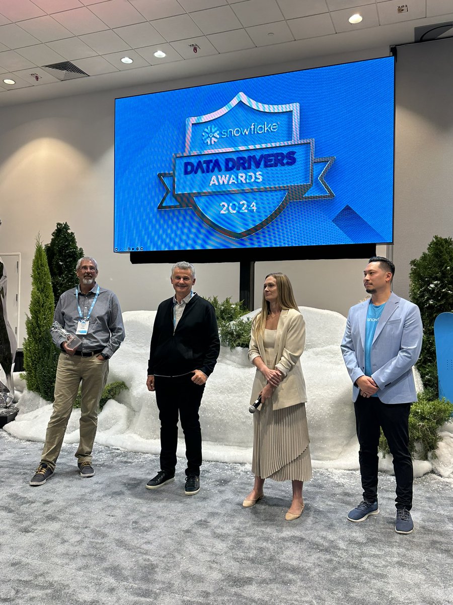 SnowflakeDB_jp's tweet photo. #DataDriversAwards の授賞式が始まるよ〜
Builder’s Hubの隣で開催されているよ、ぜひ来てね〜 #DataCloudSummit https://t.co/ItkEHKgfEG