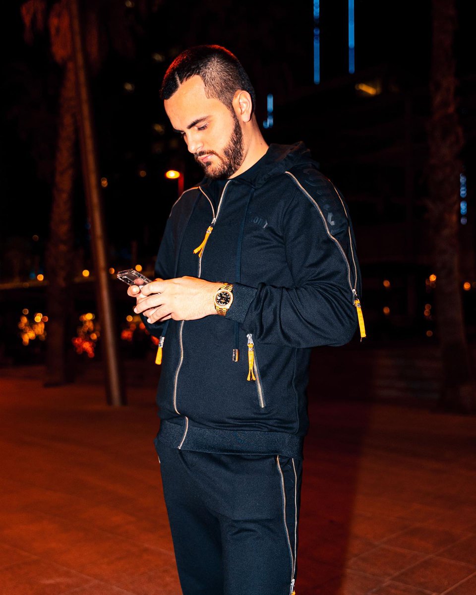 Keep your eyes on the stars ✨ and your feet on the ground and start running towards 
your goals🎯