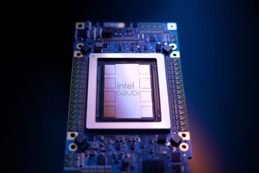 StrainPromo's tweet image. Intel dévoile Gaudi 3, sa dernière arme pour se lancer dans la bataille de l'IA générative.

Même si Nvidia domine toujours le marché des GPU, Intel compte bien renverser la tendance avec ses nouveaux accélérateurs Gaudi 3, spécialement conçus pour l'IA. 🖥️⚙️

#Intel #Gaudi3