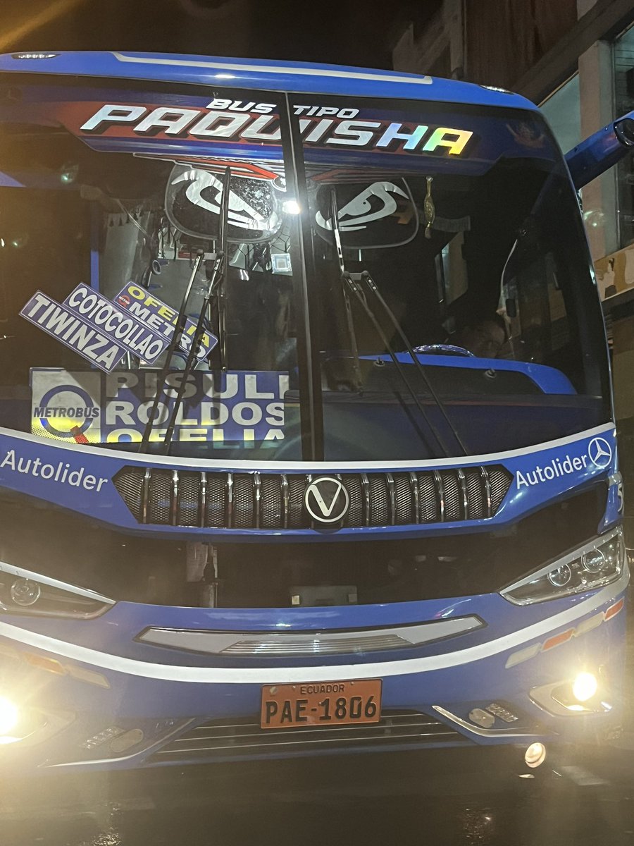 vickyvanessa_e's tweet photo. Señores @AMT_Quito por favor tomen correctivos y sancionen. Los buses se paran por más de 10 minutos en la bellavista y prensa y generan tráfico. El conductor está parado y hay unos 10 carros atrás y él incluso está en el celular. Esto pasa todos los días!! @MunicipioQuito https://t.co/gLZ2rRyGAj