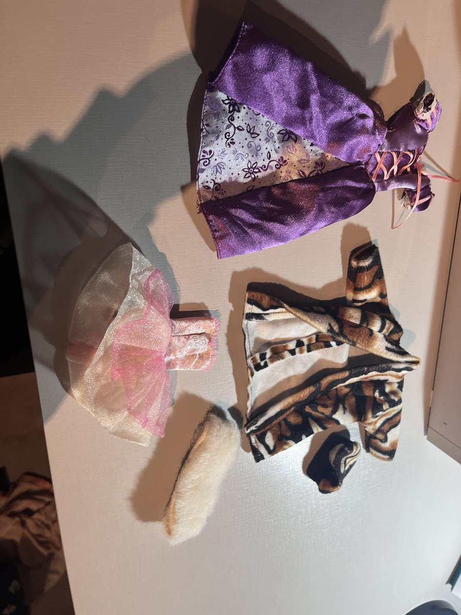 i00rina's tweet photo. roupinhas barbie R$20 cada! 
chapéu e pelinho branco R$15 https://t.co/I6Sf6hWtNV