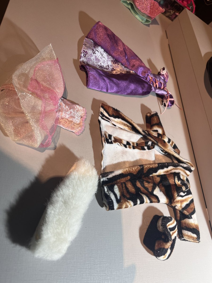 i00rina's tweet photo. roupinhas barbie R$20 cada! 
chapéu e pelinho branco R$15 https://t.co/I6Sf6hWtNV