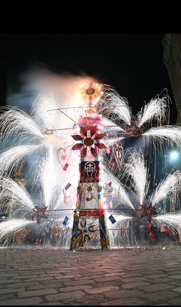 CTwitteado's tweet photo. Los fuegos artificiales son un elemento esencial de la celebración del Corpus Christi en Cuenca. Representan la alegría y la festividad de la ocasión, así como la luz de Cristo que ilumina el mundo. https://t.co/sIVuOemYtq