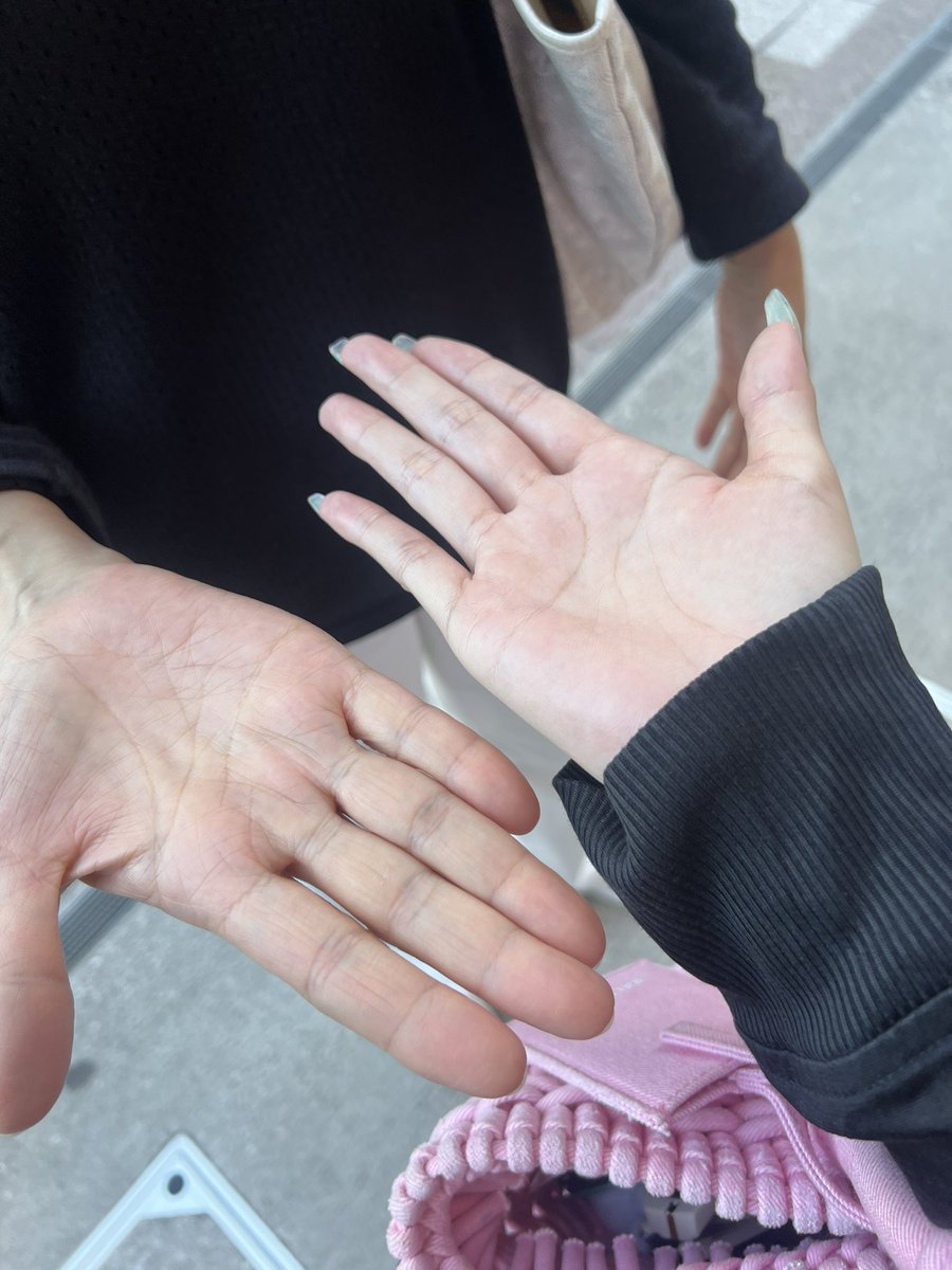 実は昨日渋谷の宮下パークの前の信号待ちしてたら隣にチャンソンいて、え？！チャンソン？！って言ったらこっち見てくれてずっと2PM大好きですって伝えたらわー！本当ですか？ありがとうございますってチャンソンから手出してくれて握手してくれた😭
チャンソン本当にありがとう💜

<a href="/2PMagreement211/">황찬성</a>