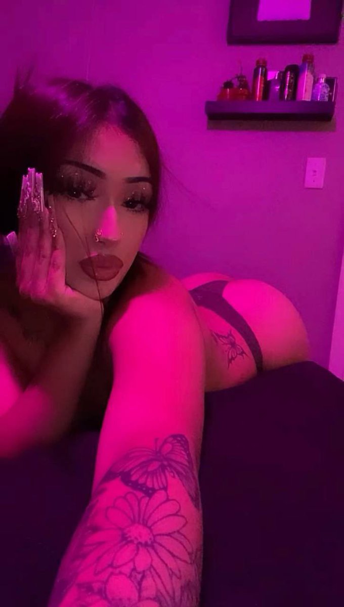OFzaraxox's tweet photo. Like &amp; rt if you would fuck😈 https://t.co/nvhrjxPqWQ