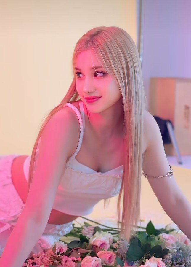 kpopsapphic's tweet photo. Huening Bahiyyih (Kep1er) https://t.co/kPdgGCUdqL