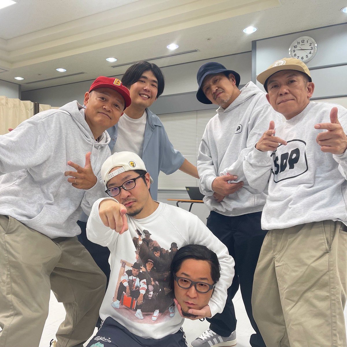 STUTS_atik's tweet photo. スチャダラパーさんとPUNPEEさんとTBS「ラヴィット！」にサプライズ出演させてもらいました！
サマージャム '95〜Summer Situationのマッシュアップと、新曲のPointless 5を演奏させてもらいました。
とても楽し���ったです。
PUNPEEさんはご本人でした！
#ラヴィット https://t.co/PBkld37P6B