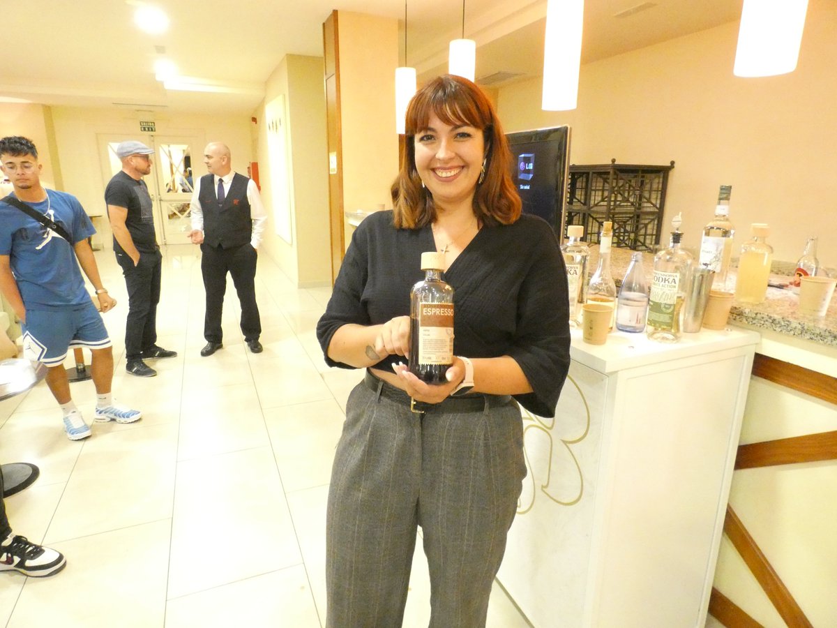 Master Class de Sostenibilidad en los Bares.
Tenerife, 4 de junio de 2024 — Hoy, en el GH Hotel Gran Costa Adeje, tuvimos el honor de recibir a uno de los más destacados bartenders de Finlandia y Global Ambassador de la Marca Koskenkorva, Mikael Karttunen