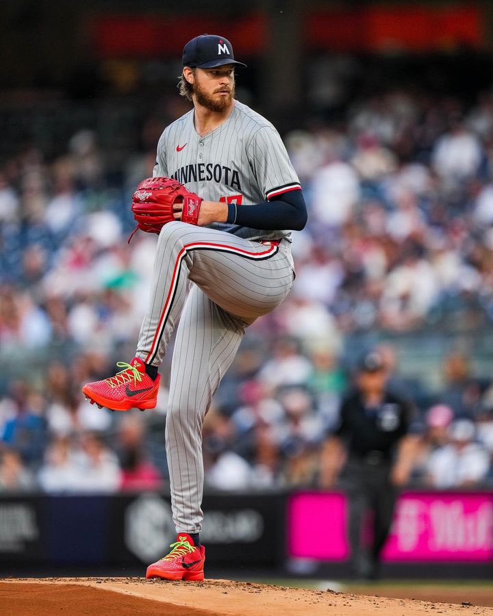 nicekicks's tweet photo. Bailey Ober pitched tonight in custom “Reverse Grinch” Nike Kobe 6 cleats 🔥🔥 https://t.co/pnpDaXKD7N