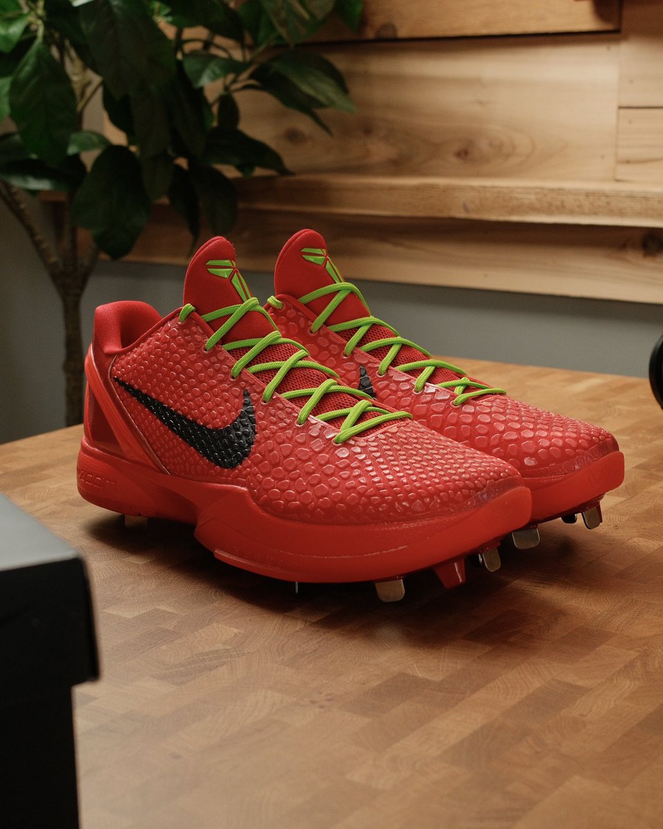 nicekicks's tweet photo. Bailey Ober pitched tonight in custom “Reverse Grinch” Nike Kobe 6 cleats 🔥🔥 https://t.co/pnpDaXKD7N