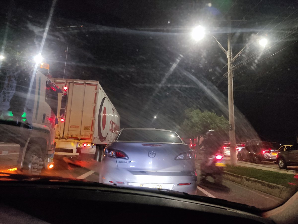leidy_beta's tweet photo. @TransitoBaq A estás alturas aún tráfico bloqueado, dónde están las autoridades? Como permiten tantas horas de bloqueo de una de las avenidas más importantes? https://t.co/aHsSOEQIdG