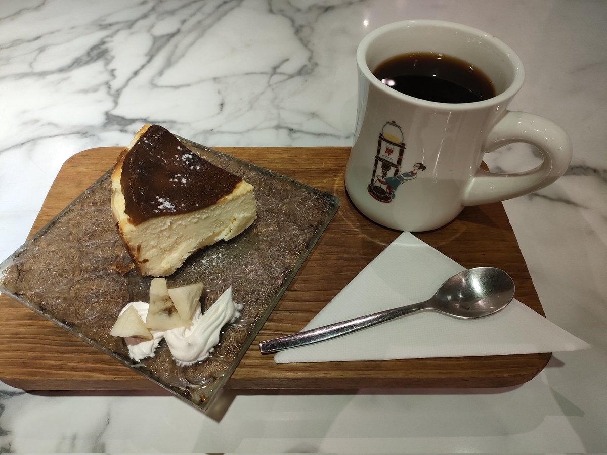 haikyubur's tweet photo. #台湾記録
#chocafe
よくわからんがミシュラン2つ星のコーヒーって書いてあったから
色んなカフェメニューあったが
シンプルなホットコーヒーとバスクチーズケーキ頼みました☕
香りだけで最高で酸味も心地良いめちゃうまコーヒーでした😋
チーケ���もかなり硬さの濃密で��足でした🥰 https://t.co/XxgMiwxBoi