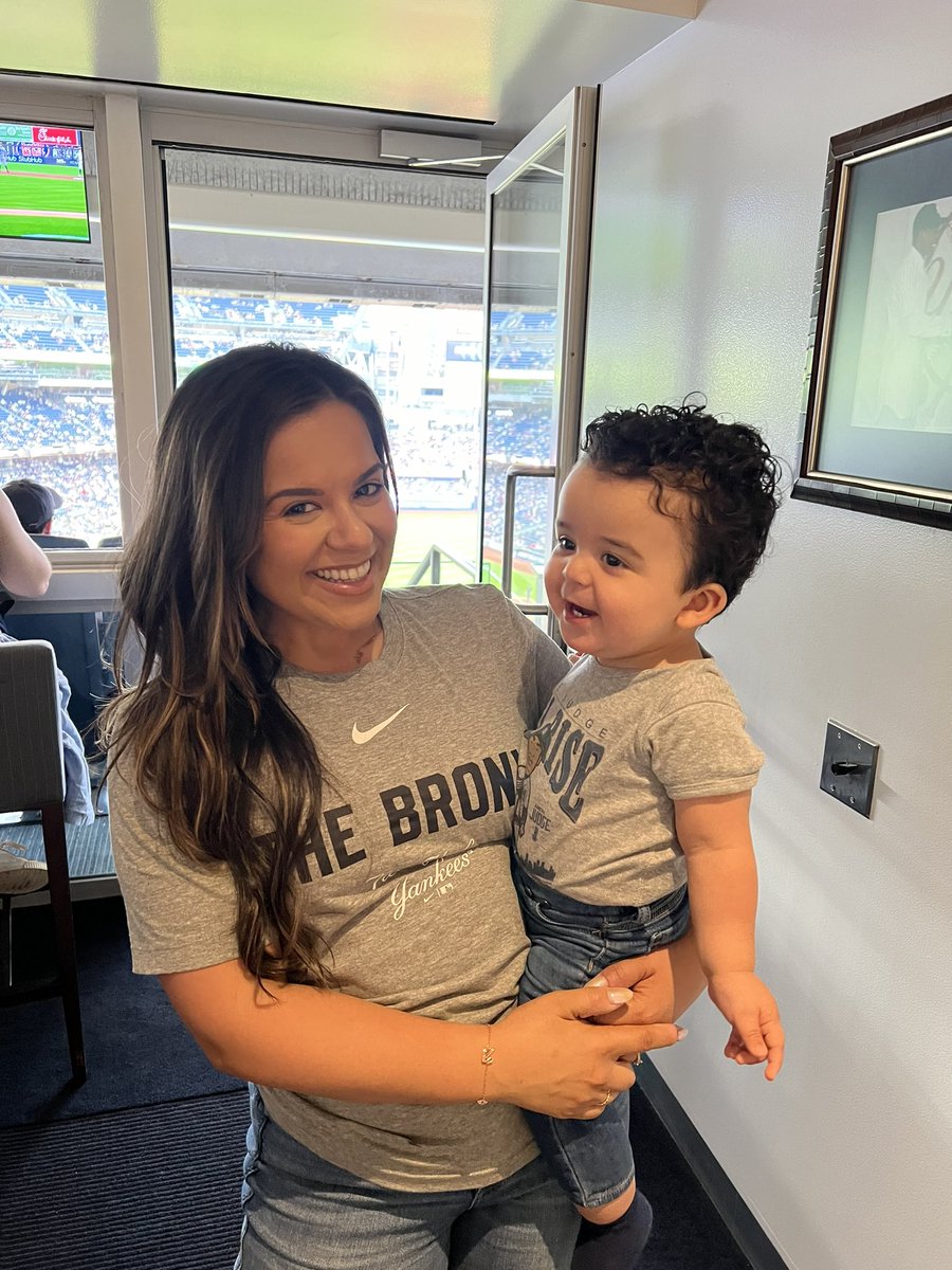 Rosaa0608's tweet photo. Baby’s 1st game!! #RepBX https://t.co/3EvRfWqK9D