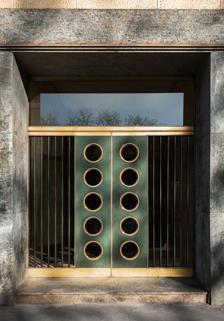 luusssso's tweet image. Amazing doorways from Milan, Italy