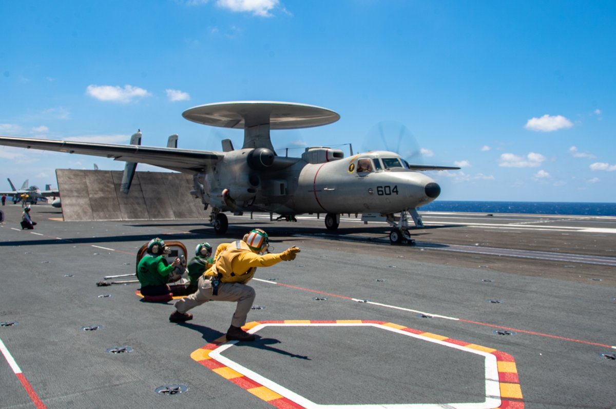 #USSRonaldReagan conducts routine flight operations, strengthening @USPacificFleet capabilities to provide carrier-based aerial assets that deter aggression throughout the #FreeAndOpenIndoPacific. 📍 #PhilippineSea 📸 MC3 Eric Stanton