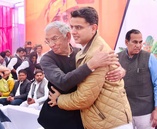 फूफाजी वाले मोरिया अजमेर , पाली , जालोर-सिरोही में नहीं बोले जबकि पायलट साहब के ज़्यादातर समर्थक चुनाव जीत गए है 
अब राजस्थान में जीत का असली श्रेय तो पायलट साहब को ही जाएगा <a href="/SachinPilot/">Sachin Pilot</a> 🙏