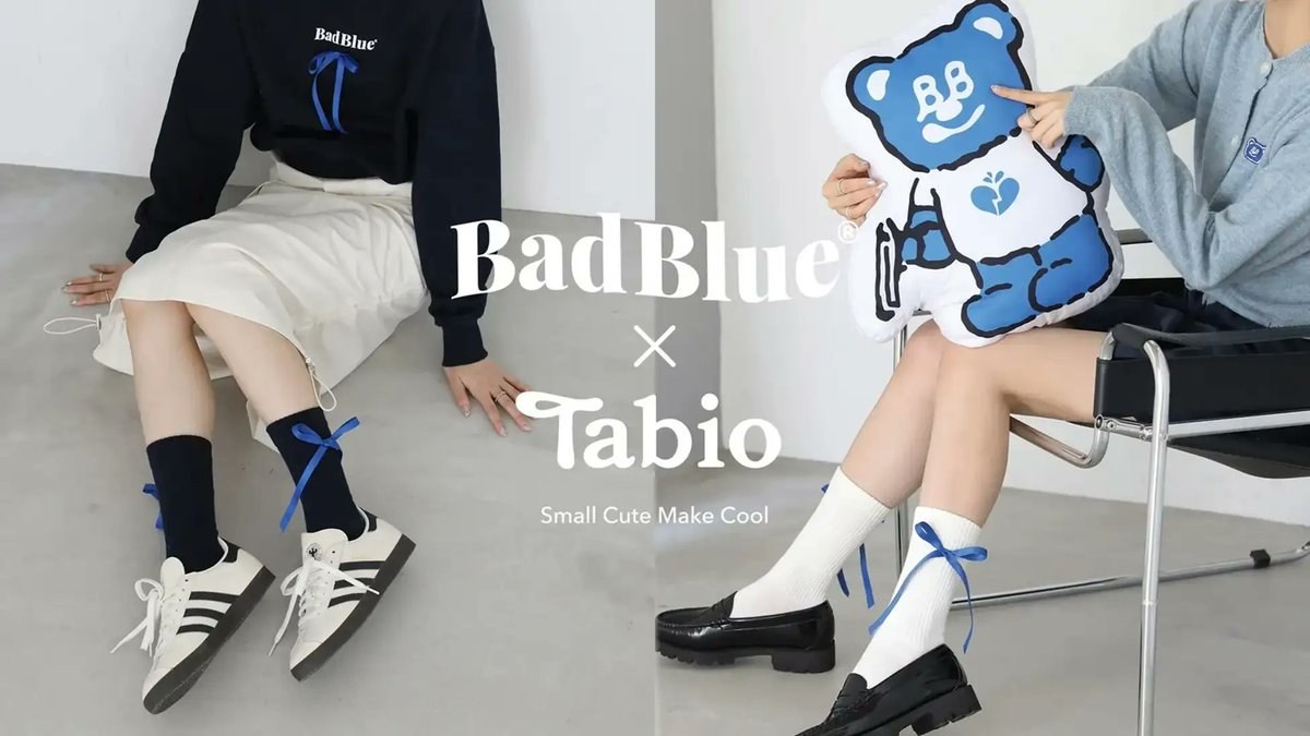 Tabio_JP's tweet photo. 韓国のファッションブランド🧦
Bad Blueとタビオのコラボソックスが登場！6月7日から全国の対象店舗とオンラインストアで販売開始です！

詳細は↓↓
https://t.co/ROpKUS3fbd

コラボ実施にあたり、制作に至った経緯を商品部の方が書いてくれました。（以下商品部担当者による記載）

------------------------------------------------
今回のコラボは入社5年目の女性営業社員が発案しました。※Tさんとします😁

T「このブランドが好きなのでコラボをしてみたいんですが、こんな感じの商品イメージでアプローチしていいですかね？」
私「ほうほう。ええんちゃう！可愛いやん！やろう！」
T「でもあまり自信が無いので、数十店舗でこじんまりやろうかと…」
私「そう？まぁええけど」

そこから徐々に試作サンプルが上がってくる中で、これは結構可愛くできたし、もっと大々的にやってもいいのでは？と思い、全店舗対象として拡大することに。結果的に115店舗まで販売店舗が増え、生産数量も約8倍になりました💦

T「なんだかすごい増えちゃいました。嬉しいですけど生産間に合いますか…？」
私「お、おう。何とかするわ」

嬉しい悲鳴です。はい。お察しの通り生産がバタつきだしました（泣）ニッターさん苦笑いです。

ここからはゴリゴリ攻めます。早速韓国のBad Blueさんから大量のリボンを調達し、刺繍屋さんには細部にまでとことんクオリティにこだわってもらい、デザイナーにはカットボスで表現するキャラのクオリティにこだわってもらいました🧦

そして…
私「せっかくたくさん作るんやし、ノベルティも付けようや〜」
T「いいですね！考えます！」

販促チームにも協力してもらいノベルティを追加！オリジナルステッカーは1足に1枚！数量限定でコラボ缶バッチもあるで！

ってな感じで様々な人達の協力を得て良いコラボになりました😄

※実際コラボ先との商談は韓国語だったようで💦関西弁オンリーの私は出る幕もなく…。ですが当社には韓国語が堪能な優秀な社員がいますので超おんぶに抱っこです👶
チーム力で乗り越えました（笑）
---------------------------
との事です！

6月7日の発売をお楽しみに！
1号