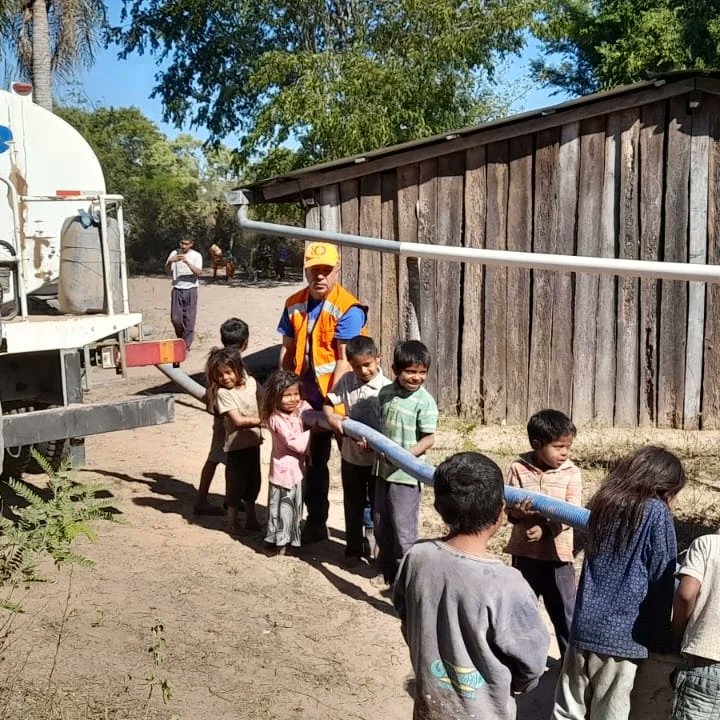 senparaguay's tweet photo. 💧Más agua para el Chaco 

🚛 Distribuimos 𝟒𝟎𝟎.𝟎𝟎𝟎  litros de agua, beneficiando a 𝟑𝟕𝟓 familias de diferentes comunidades indígenas de Puerto Pinasco, Dpto. de Pdte.Hayes. 

#SENprotege 🤲 https://t.co/45cgzlRkSZ