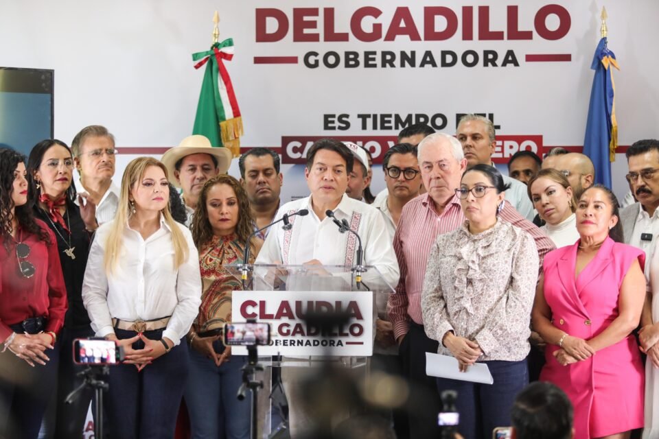 noticias_gab's tweet photo. ⭕️¿Quieren saber qué tan grande es el ridículo que está haciendo Morena al gritar fraude electoral en Jalisco? Aquí les va:

Lo que llaman "su principal prueba de fraude" es que… ¡existió voto diferenciado! 

Morena no puede imaginar que haya jaliscienses votando por Sheinbaum o Xóchitl y al mismo tiempo por Pablo Lemus.

Ellos no entienden cómo la gente puede elegir a Morena o PAN-PRI en los municipios y también darle su voto a Lemus. 

No les cabe en la cabeza que alguien pueda votar por Pablo Lemus para gobernador y diferente para diputaciones.

Están gritando fraude selectivo. Curiosamente, se quedan calladitos donde ganó Morena o PAN-PRI, pero arman escándalo por la gubernatura.

¡Qué corta memoria tienen! La gente en Jalisco vota diferenciado porque tienen su propio criterio.

A ver, Morena, en lugar de llorar por fraude, mejor hagan una autocrítica. 

Pregúntense por qué hasta sus propios simpatizantes dudaron de Claudia Delgadillo.

¿Ya se les olvidó los mítines casi vacíos? ¿O las denuncias de sus propios diputados y regidores en contra de su candidatura? ¿Qué pasó con el coraje de Carlos Lomelí al no ser el elegido?

¿Está enterada Claudia Sheinbaum de esto? ¿Así es el partido que quieren liderar? ¿Uno que no respeta la voluntad del pueblo de Jalisco?