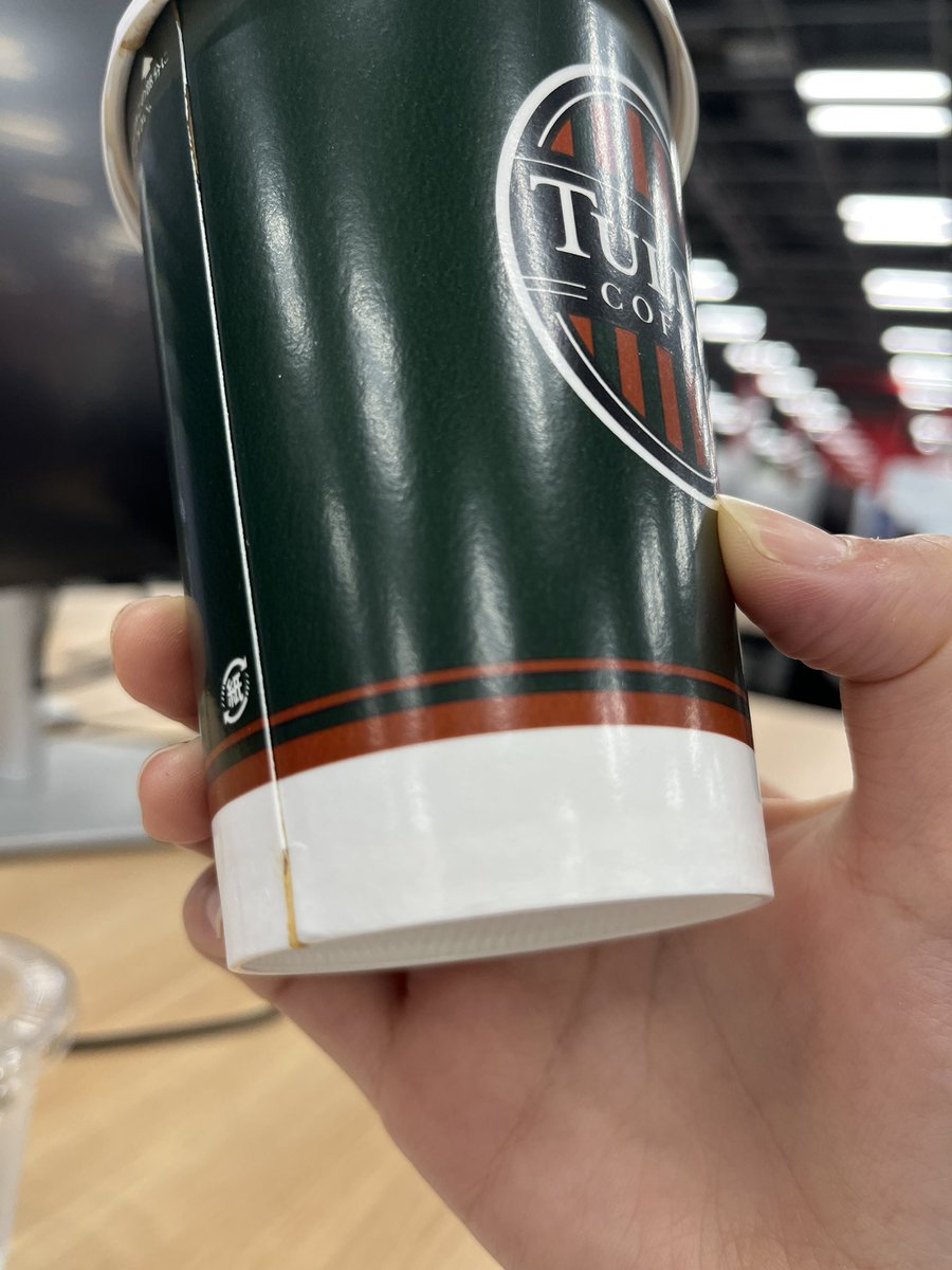 cocoa0020's tweet photo. オフィスへ出社する時、毎回タリーズで本日のコーヒーTALLを注文するんだけど、

いつも飲み終わりかけで、机にコーヒーが染みてて「あれ？」っと思ったら
コーヒーカップからコーヒーが染みてた。。！

あたしだけかな？これ毎回おこってる。😳 https://t.co/q5plaAWIX1