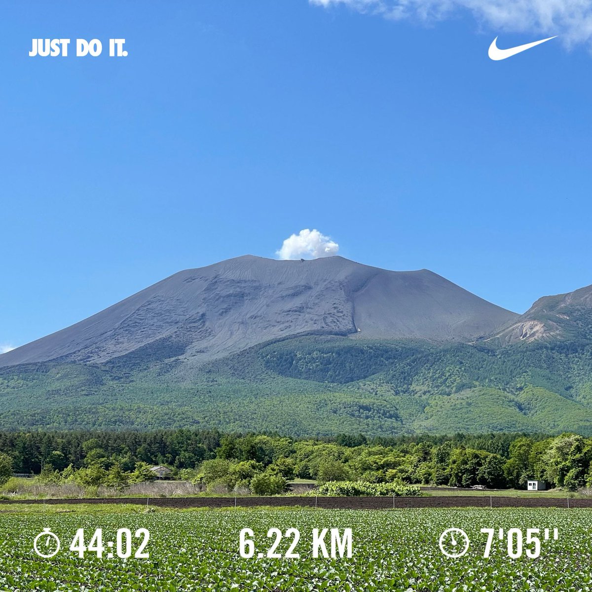 Minira9jp's tweet photo. 雨上がりの冷え込んだ朝。浅間山の噴気がハッキリ見えました。
#run #running #nike #nikeplus #nikeplusrunning #嬬恋高原キャベツマラソン2024 #軽井沢ハーフマラソン2024 #朝ラン #雨上がりラン #浅間山 #浅間高原 #上信越高原国立公園 https://t.co/eaQSnDxBZD