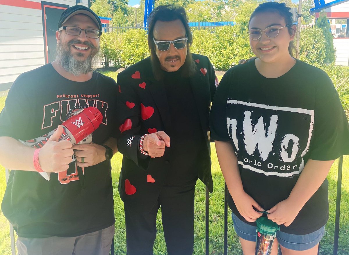 Chris and Kiley from kringlecollectibles.com with <a href="/RealJimmyHart/">Real Jimmy Hart</a>