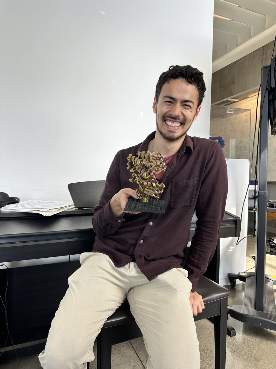 yhsia_ipd's tweet photo. Today we celebrate @PascalSturmfels on a successful thesis defense!

Photo by @Hannahlhan https://t.co/ZgkOqxaXVm