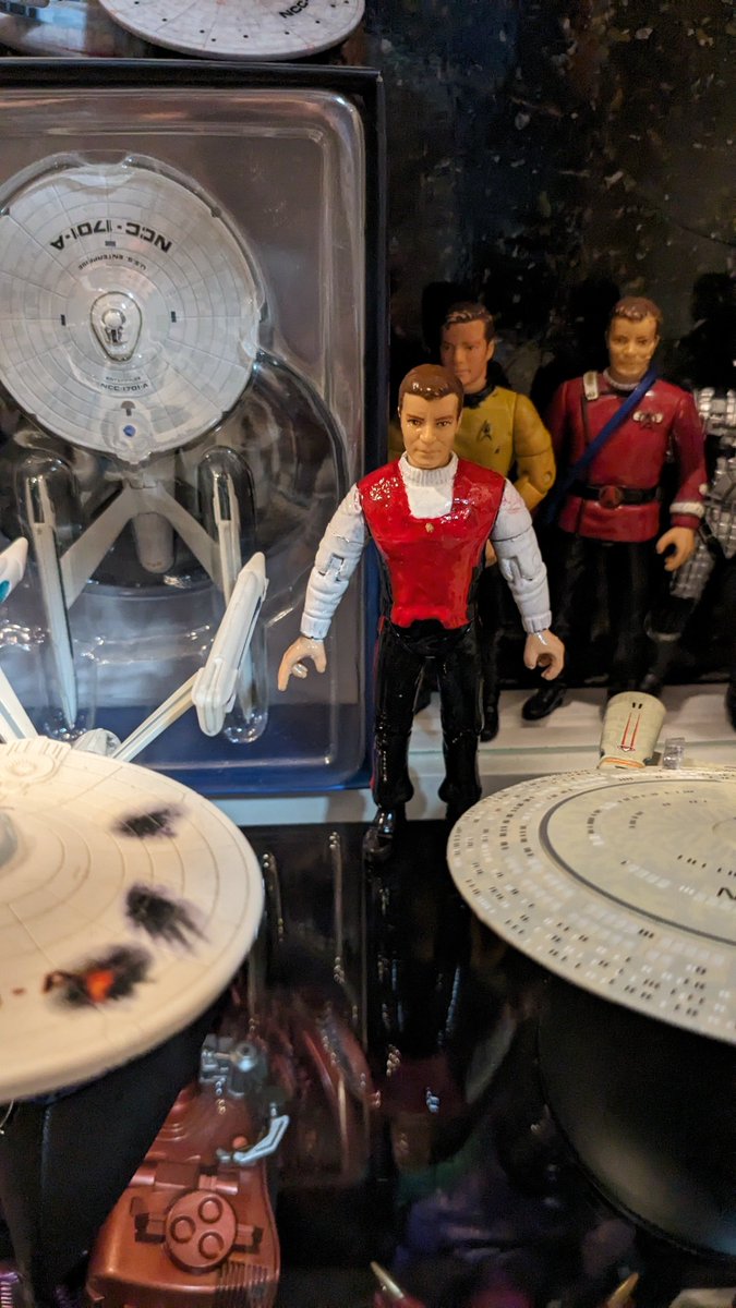 SCP21's tweet photo. My Geek Cabinet update with some customs. https://t.co/yWN25REw65