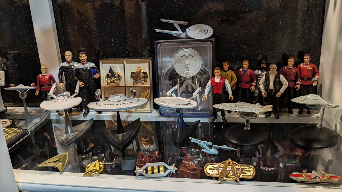 SCP21's tweet photo. My Geek Cabinet update with some customs. https://t.co/yWN25REw65