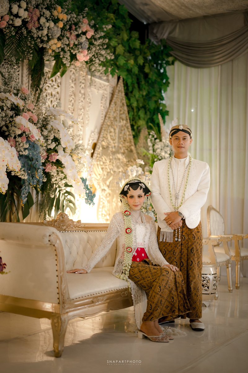 SnapArtPhoto's tweet photo. Yeayyyyy selesai akad , foto foto dulu biar gak terlalu kaku boleh dong gaya bebas 😄😄😄😄 #snapwedding https://t.co/vNOxRC9YXH