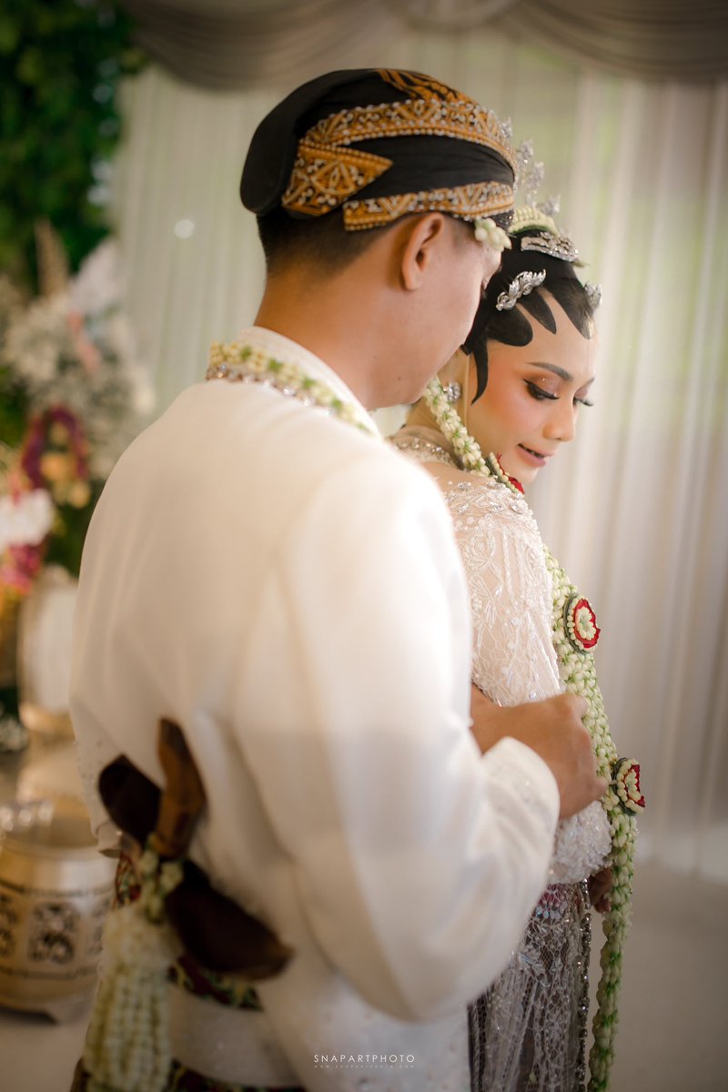 SnapArtPhoto's tweet photo. Yeayyyyy selesai akad , foto foto dulu biar gak terlalu kaku boleh dong gaya bebas 😄😄😄😄 #snapwedding https://t.co/vNOxRC9YXH