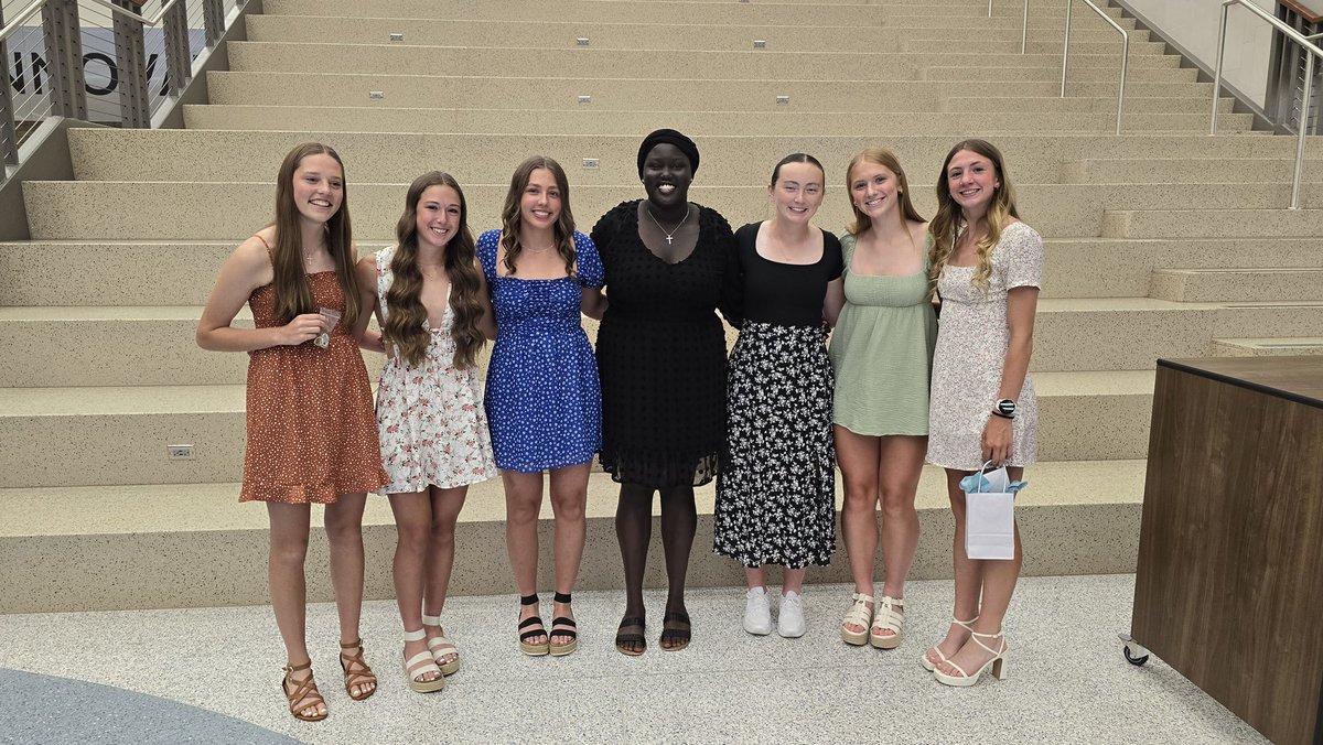 Our 2025 Captains: Isabella, Halle, Amanda, Maryn!
And a photo with our 2024 captains.. thank you Laken, Carsyn, Nyalual!