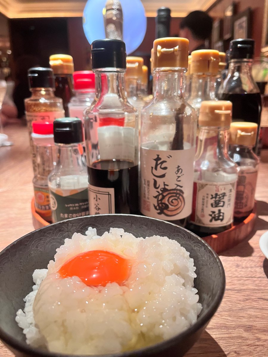 osakajinzai's tweet photo. 先日は、贅沢なシャンパンと「日本一めんどくさいけど��テンションの上がる卵かけごはん」を頂いてきました。キョロです🥰

一口に「醤油」といっても、産地、原料によってこんなに味に違いがあるとは…😍一口ずつ噛み締めながらのTKGは、人生初でした🤭💗

ぜひ行ってみて下さい🥂✨美味しかった～… https://t.co/2Gu1cUERRL