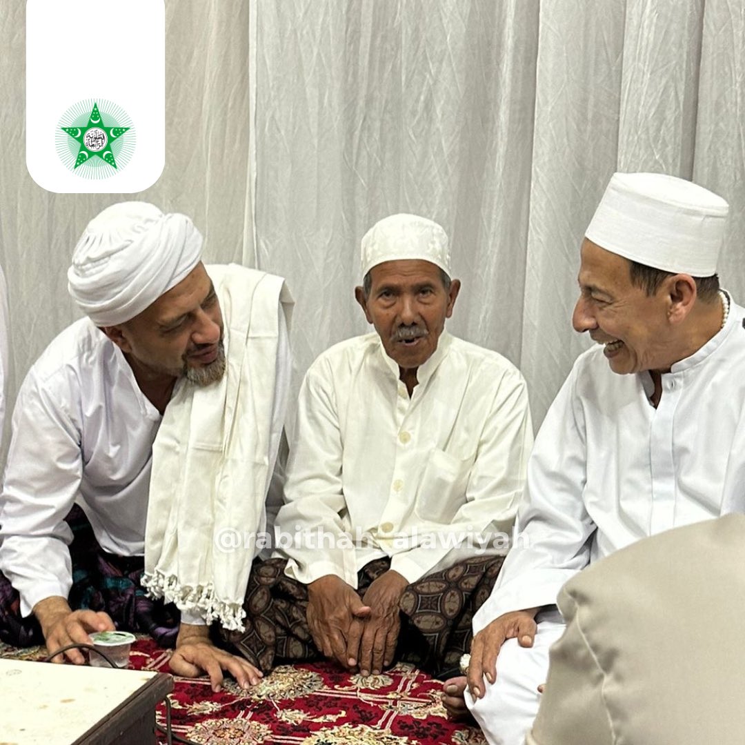 dpprabithah's tweet photo. Takziyah sekaligus Tahlil oleh Al Ustadz Al Habib Taufiq bin Abdulqodir Assegaf atas wafatnya Syarifah Salma binti Hasyim bin Yahya (istri dari Habib Luthfi bin Yahya - Pekalongan)   @dpprabithah  #rabithahalawiyah #dukacita #syarifahsalmabintihasyimbinyahya https://t.co/zF5S1rY3VN