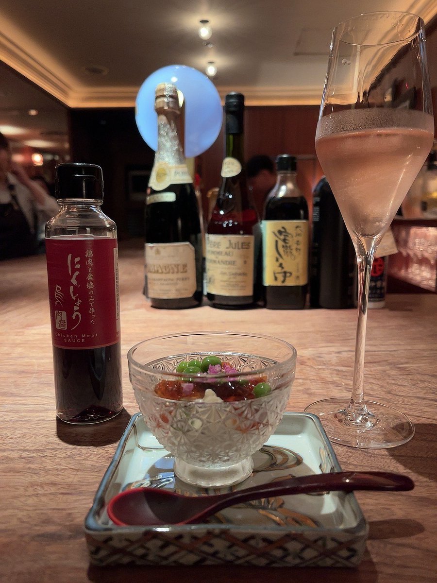 osakajinzai's tweet photo. 先日は、贅沢なシャンパンと「日本一めんどくさいけど��テンションの上がる卵かけごはん」を頂いてきました。キョロです🥰

一口に「醤油」といっても、産地、原料によってこんなに味に違いがあるとは…😍一口ずつ噛み締めながらのTKGは、人生初でした🤭💗

ぜひ行ってみて下さい🥂✨美味しかった～… https://t.co/2Gu1cUERRL
