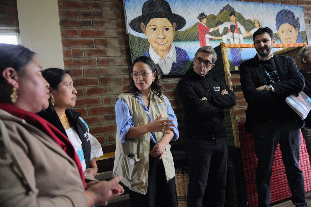 unicefecuador's tweet photo. Junto a @vaguayounicef y el equipo de @unicefecuador visitamos el Centro Intercultural para la Promoción de la Salud y Nutrición de la comunidad de Cachiviro en Imbabura, donde se comparten prácticas de estimulación temprana y desarrollo para niños, niñas y mujeres embarazadas. https://t.co/sAGn4nTO6C