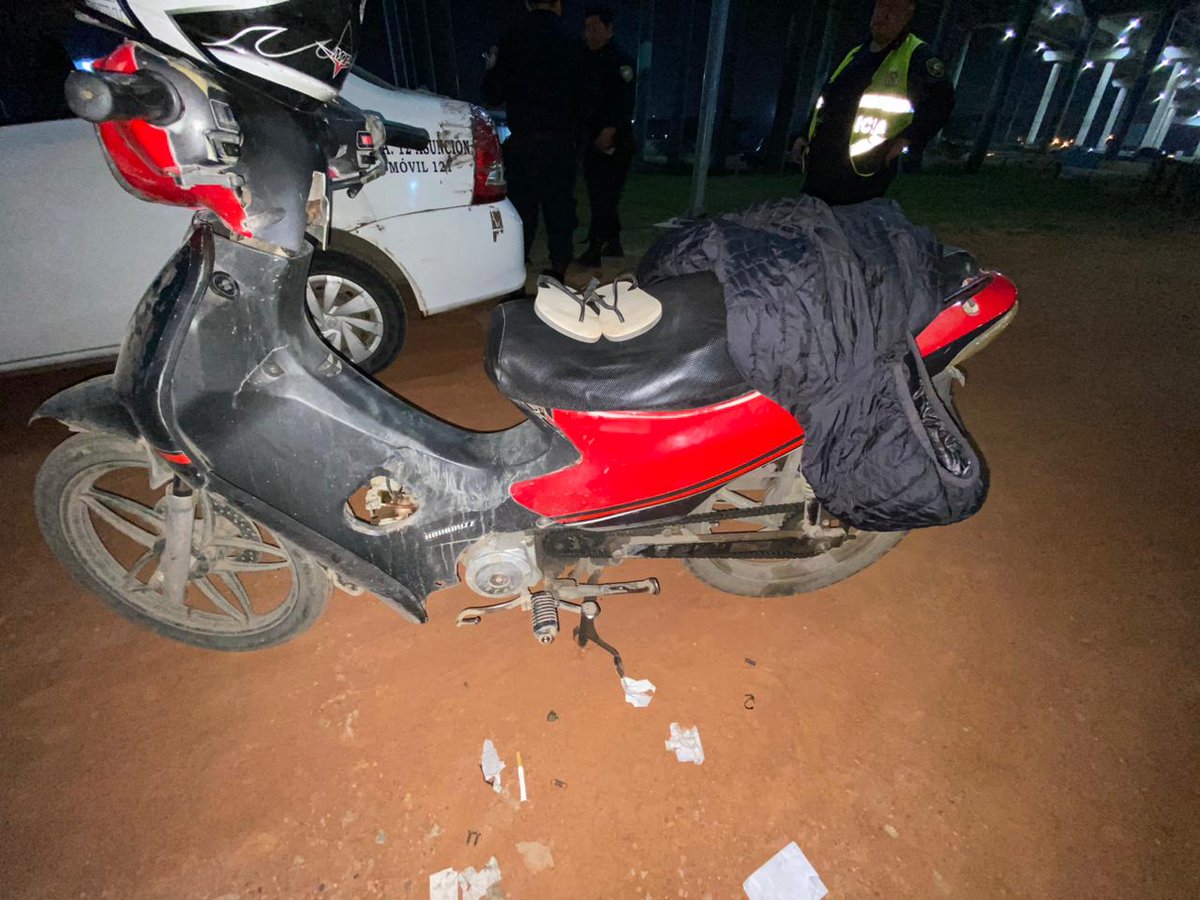 Un hombre se habría lanzado del puente Héroes del Chaco. Se busca identificarlo por la motocicleta que dejó abandonada

👉La agente fiscal Silvia González Vester, de la Unidad Barrial 7, solicita ayuda de la ciudadanía para identificar al propietario de una motocicleta. Hasta el