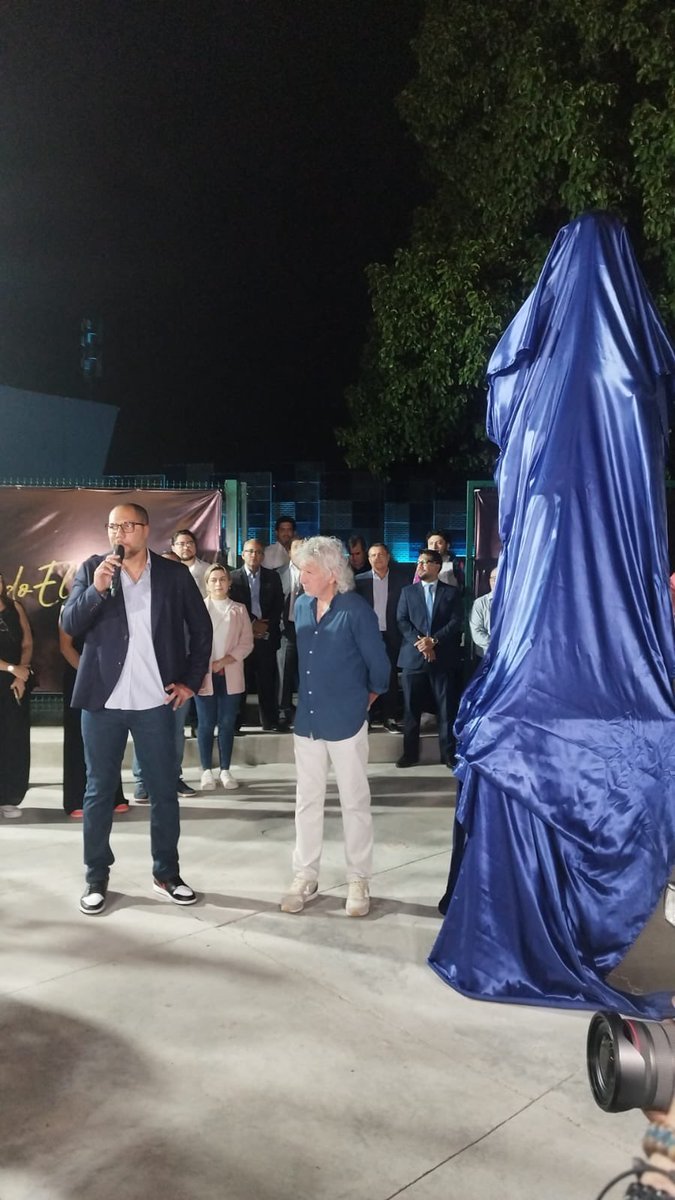 #UnaNocheMágica | Jorge “El Mágico” González junto al presidente de @indeselsalvador, Yamil Bukele, previo a la develación de la estatua en honor a la leyenda del fútbol salvadoreño. 🧙‍♂️🇸🇻⚽️