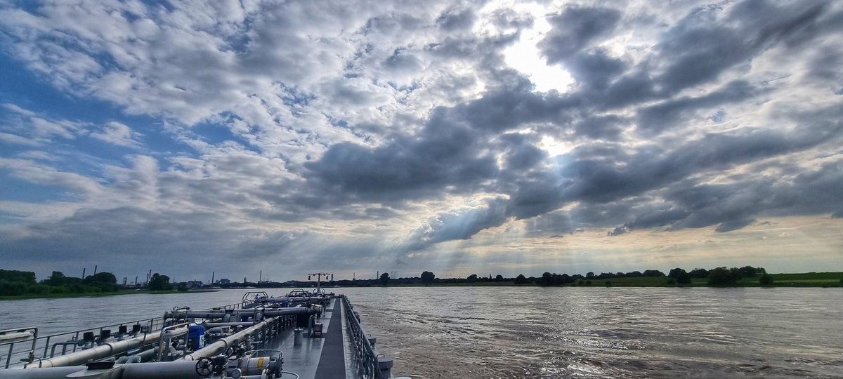 johan_klos's tweet photo. Goedemorgen mooie #jacobsladders op de #rijn bij #dormagen gaan kijken hoever we komen ivm #hoogwater #binnenvaart #weerfoto ๐โโ๏ธ๐โโ๏ธ๐ https://t.co/tZEs0NTFY1