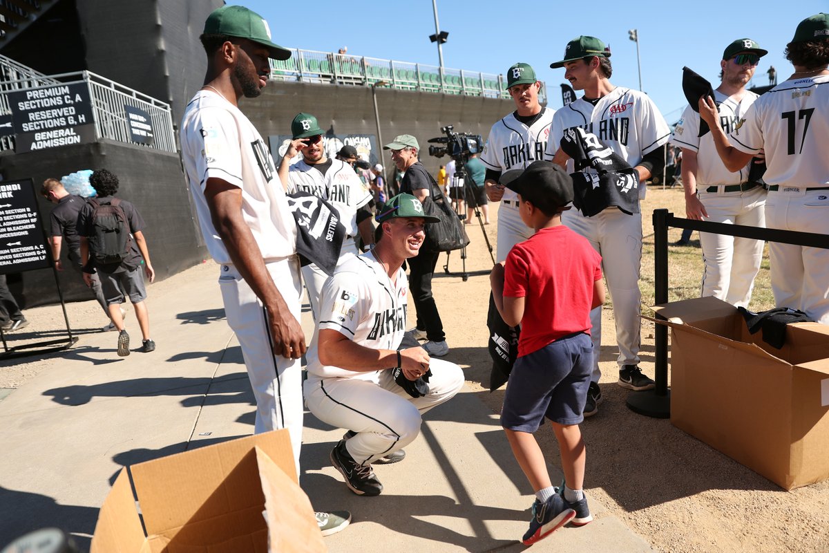 ScottStrazzante's tweet photo. Fun night in Oakland as the Ballers play their inaugural home opener in the independent baseball Pioneer League. @sfchronicle photos by @ScottStrazzante https://t.co/b5fY9yRM4B