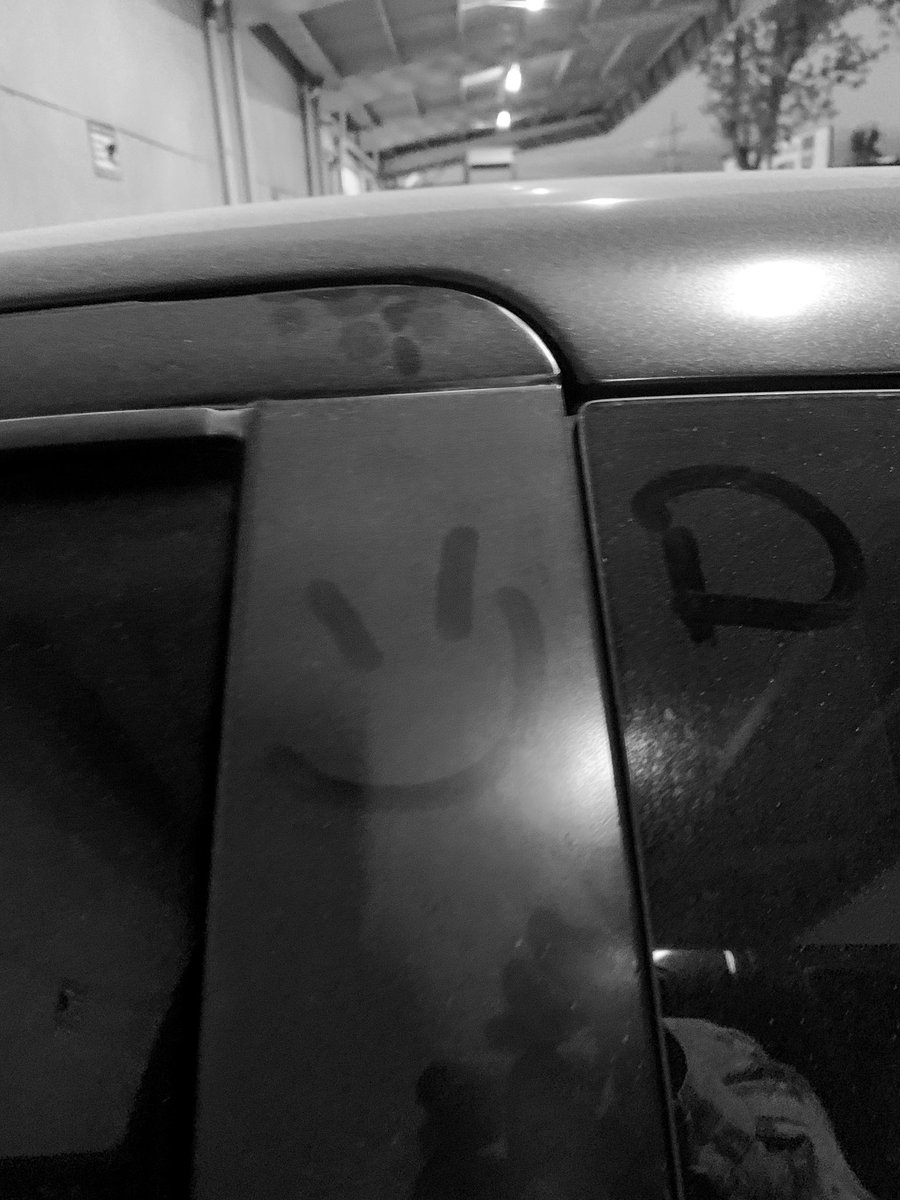 Zulenyta's tweet image. Hoy entregué mi carrito pues lo vendí.😮‍💨
5 años  lo tuve conmigo, tiempo en el que aprendí a manejar, lo choqué(varias veces), lo viví, a todos lados fui en el, lloré, fui feliz, conocí muchos lugares, y varias tormentas vi a través de sus ventanas.
Fue un buen carro.
#pichirilo